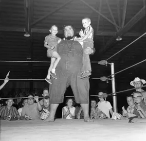 American Professional Wrestler Haystacks Calhoun With Kids Wallpaper