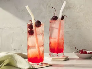 An Enchanting Glass Of Refreshing Drink With A Slice Of Lemon In The Sunlight Wallpaper