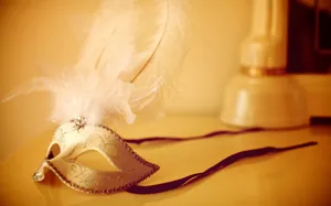 An Ornate Gold Mask Wallpaper