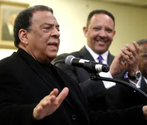 Andrew Young In All-black Outfit Wallpaper