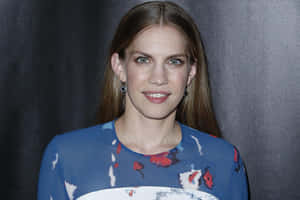 Anna Chlumsky Posing For A Photoshoot Wallpaper