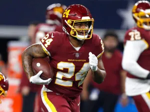 Antonio Gibson Washington Football Team Action Wallpaper