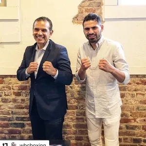 Antonio Villaraigosa In A Boxing Stance Wallpaper