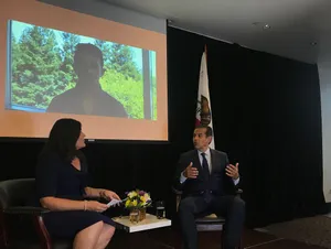 Antonio Villaraigosa Making A Hand Gesture Statement Wallpaper