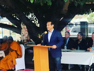 Antonio Villaraigosa Speaking On A Podium Wallpaper