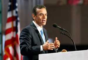 Antonio Villaraigosa Speaking To A Public Gathering. Wallpaper