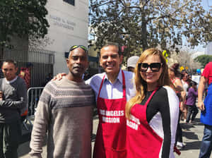 Antonio Villaraigosa With Other Volunteers Wallpaper