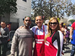 Antonio Villaraigosa With Other Volunteers Wallpaper