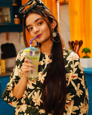 Anushka Sen Floral Dress Wallpaper