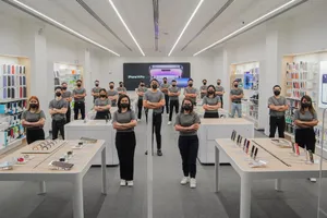 Apple Store Staff Wearing Masks Wallpaper