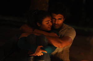 Arjun Reddy Hugging Shalini Wallpaper