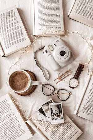 Artsy In Beige Minimalist Items Wallpaper