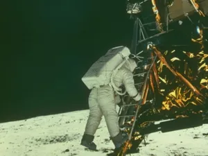 Astronaut Venturing Out Of Spacecraft During A Space Mission Wallpaper