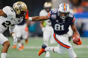 Auburn Wide Receiver Evades Tackle During Game Wallpaper