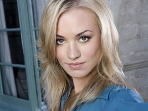 Australian Actress Yvonne Strahovski Smirking Outside Door Wallpaper