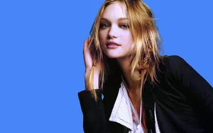 Australian Supermodel Gemma Ward Posing Elegantly Wallpaper