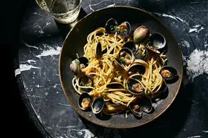 Authentic Italian Spaghetti Alla Vongole Served On A Black Plate Wallpaper
