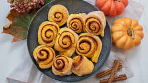 Autumn Cinnamon Rolls Plate Wallpaper