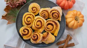 Autumn Cinnamon Rolls Plate Wallpaper
