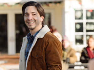 Award-winning Actor Justin Long Smiling Wallpaper