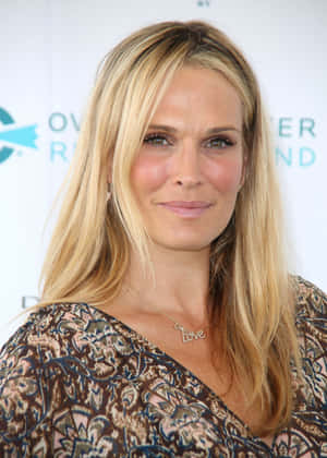 Award-winning Actress Molly Sims Confidently Showcasing Her Elegant Style. Wallpaper