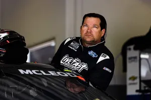 B.j. Mcleod Looking Above Wallpaper