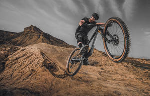 Back Unweighting 4k Mountain Bike Wallpaper