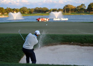 Back-view Photo Michael Thompson Golfing Wallpaper