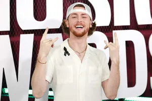 Bailey Zimmerman Rock On Gesture Wallpaper