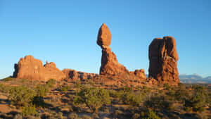 Balanced_ Rock_ Formation_ Desert Wallpaper