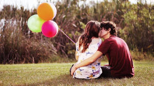 Balloon Couple Kissing Wallpaper