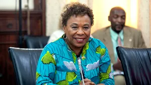 Barbara Lee Sitting While Smiling Wallpaper