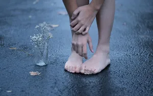 Barefoot Toes Flowers On Ground Wallpaper