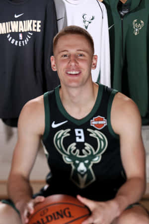 Basketball Player Portrait Milwaukee Wallpaper