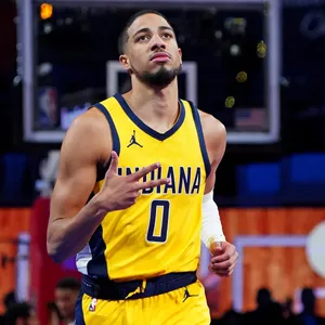 Basketball Player Thumbs Up Court Wallpaper