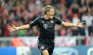 Bayern Munich Schweinsteiger Game Run Wallpaper