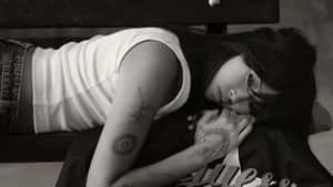 Beabadoobee Intimate Moment Wallpaper