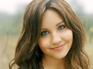 Beautiful Brown Eyed Girl Portrait Wallpaper