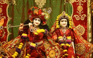 Beautiful Krishna And Radha Temple Statue Wallpaper