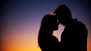 Beautiful Love - Couple Embracing In Passionate Embrace With Heart-shaped Balloon Wallpaper