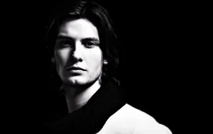 Ben Barnes In A Sharp Suit Wallpaper