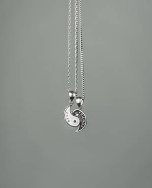 Best Friends' Heart Pendant Necklace Wallpaper