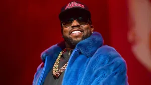 Big Boiin Blue Fur Coat Wallpaper