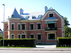 Big House That Resembles A Castle Wallpaper