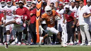 Bijan Robinson Texas Longhorns Football Action Wallpaper