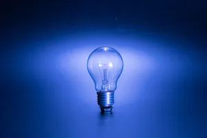 Bilingual Light Bulb Wallpaper