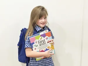 Bilingual Student Go To School Wallpaper