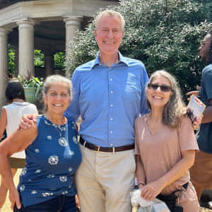 Bill De Blasio Smiling With Ladies Wallpaper