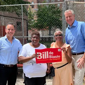 Bill De Blasio Towering His Supporters Wallpaper