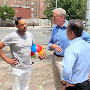 Bill De Blasio With Two Men Wallpaper